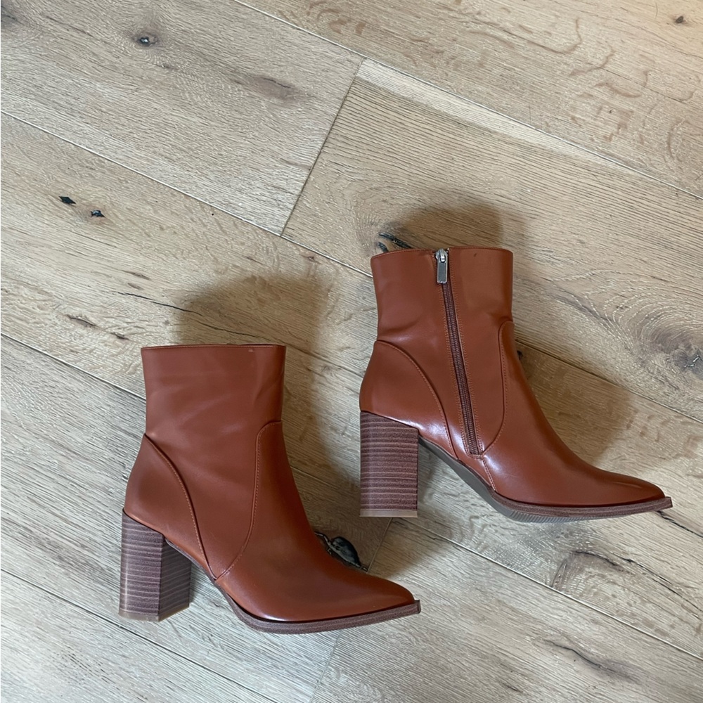 Pointy toe brown heeled boots! 👢